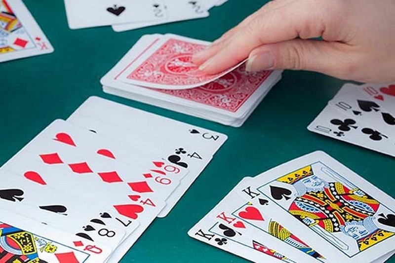 Liêng là gì? Chi tiết về luật chơi, cách tính điểm và chiến thuật chơi
