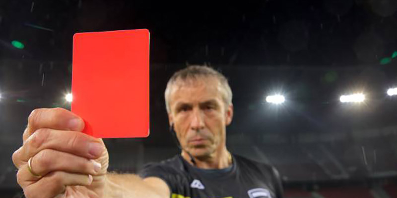 Thẻ vàng, thẻ đỏ trong bóng đá là gì? Mang ý nghĩa gì?